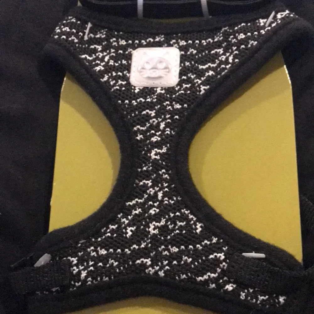 Vibrant life black and white harness and leash for cats. NWT